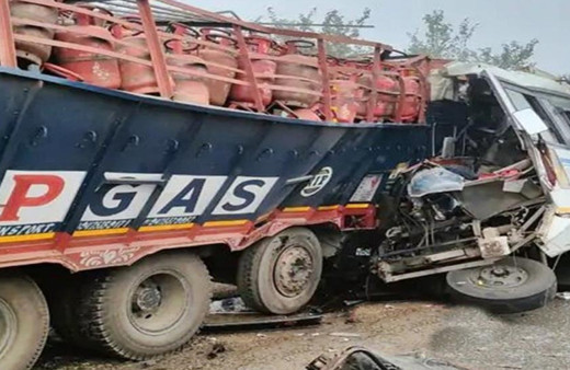 Korkunç kaza! Yolcu otobüsü kamyonla çarpıştı: 16 ölü 26 yaralı