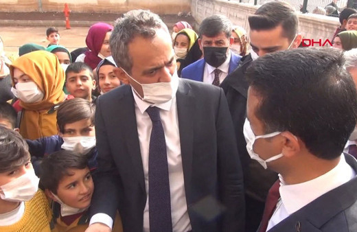Milli Eğitim Bakanı Mahmut Özer okul müdürünü kameralar önünde fırçaladı