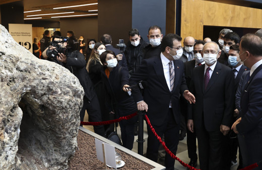 Kemal Kılıçdaroğlu ve Ekrem İmamoğlu 23 milyon yıllık ağaç fosilini inceledi