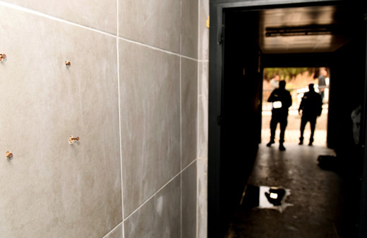 Mersin'de mezarlıktaki tuvaletlerin kapı ve bataryalarını çaldılar