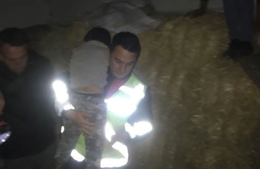 Manisa'da kayıp ihbarı verilen çocuk samanlıktan çıktı! İşte o anlar