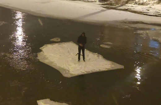 Bayburt'ta buz kütlesini sal gibi kullandı Çoruh Nehri'nde gezdi korku dolu anlar kamerada