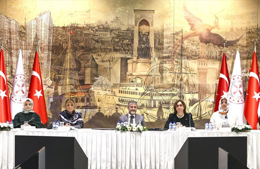 Hazine ve Maliye Bakanı Nebati, iş dünyasının kadın temsilcileriyle bir araya geldi