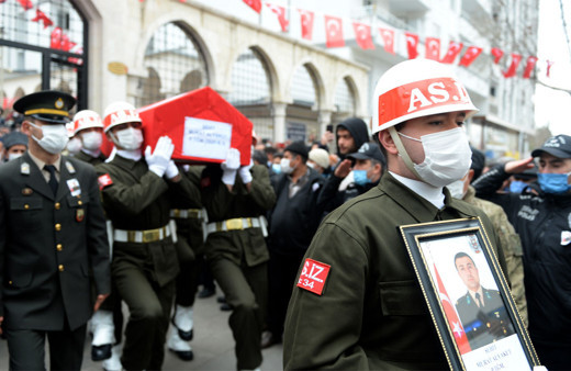 Şehidin cenaze namazını ağabeyi kıldırdı