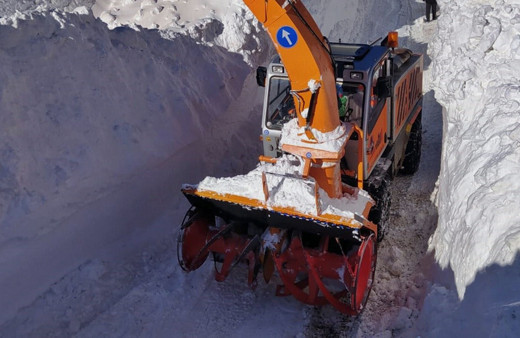 Hakkari Yüksekova'da kar kalınlığı iş makinelerinin boyunu geçti