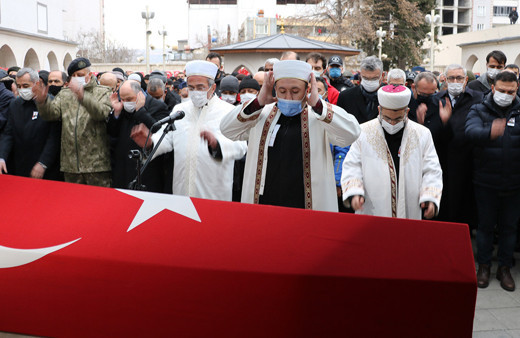 Şehidin cenaze namazını imam ağabeyi kıldırdı