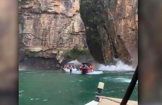 Teknelerin üzerine dev kaya parçası düştü 7 kişi öldü o anların görüntüsü dehşete düşürdü