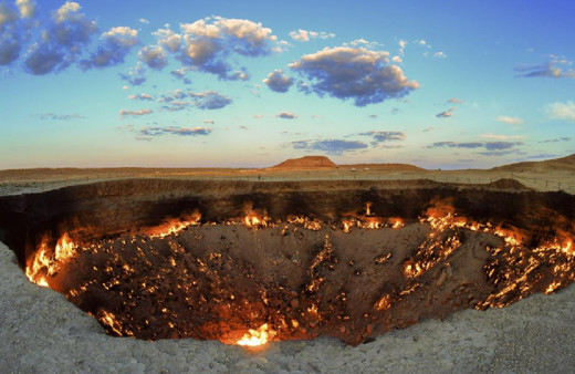 Türkmenistan'daki Derveze gaz kraterinde 1971'den bu yana yanan ateş söndürülecek