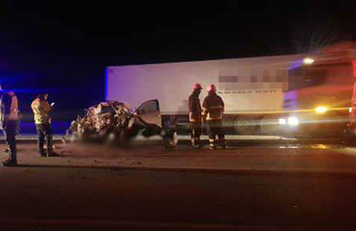 Çanakkale'de katliam gibi kaza! Akaryakıt istasyonundan çıkan TIR'a otomobil çarptı: 5 ölü