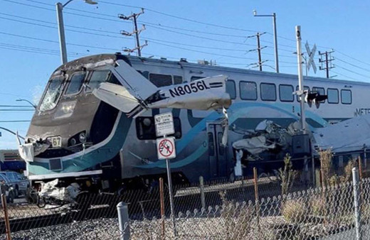 ABD'de hareket halindeki trene uçak çarptı!