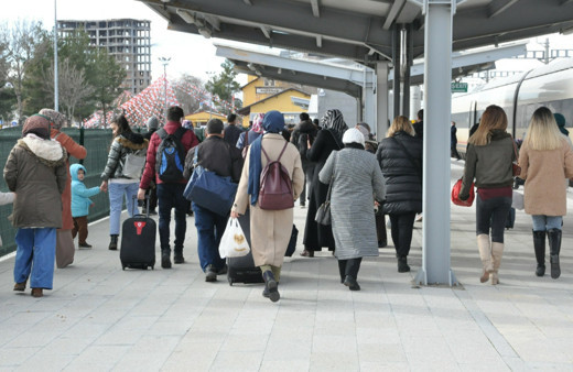 Karaman'da Cumhurbaşkanı Erdoğan'ın açılışını yaptığı yüksek hızlı trene yoğun ilgi