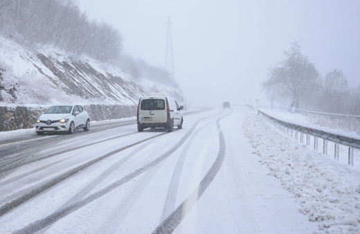Kar yurdu giriş yaptı Edirne ve Kırklareli'nde meteorolojinin haber verdiği kar başladı