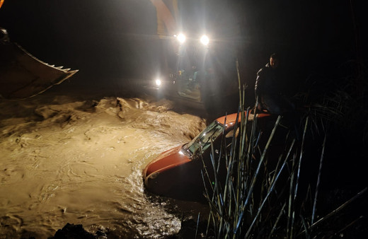 Adana'da ıslak yolda kontrolden çıkan otomobil dereye uçtu