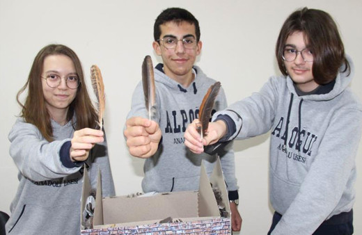 Tavuk tüyünden yalıtım malzemesi ürettiler tuğla da yapacaklar liseli gençler geliştirdi