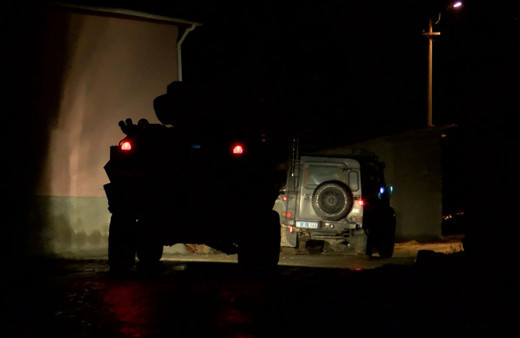 Otomobilinin lastiği patladı, polis otomobilini gasp etti! Levyeyle polis yaraladı