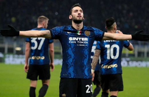 Avrupa'da 2021'e damga vuran 5 orta saha futbolcusu Hakan Çalhanoğlu de listede