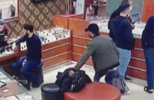 Sultangazi'de kuyumcuda içinde 500 bin liralık altın olan çantayı böyle çaldı