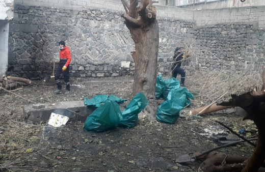 Diyarbakır'da temizlenen evin avlusundan bir römork dolusu çöp çıktı