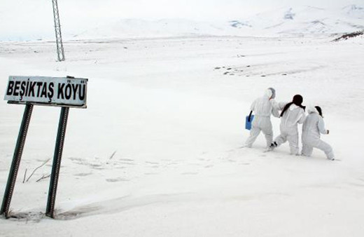 Ardahan'da korona savaşçılarının mücadelesi! -30 derecede kar, buz, fırtına demiyorlar