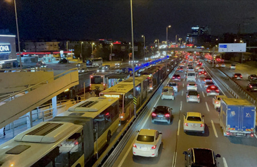 İstanbul Bakırköy'de metrobüs arızalanınca uzun araç kuyruğu oluştu
