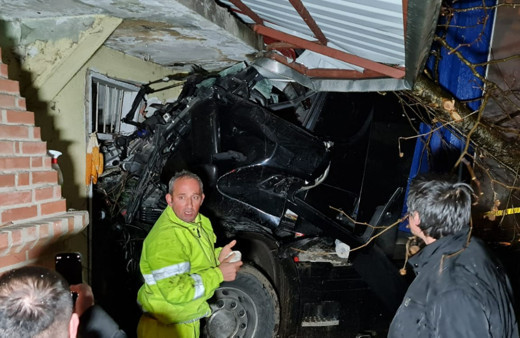 Samsun'da ilginç olay! Pozitif olduğunu yolda öğrenen TIR sürücüsü kaza yaptı