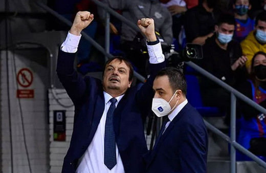 Anadolu Efes'in Barcelona'ya yenildiği maça Ergin Ataman'ın hareketi damga vurdu