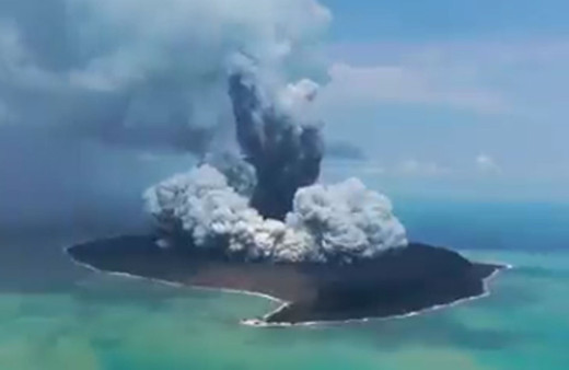 Yanardağ patlaması uzaydan bile görüntülendi 20 kilometre yükseldi Dev tsunami dalgaları oluştu