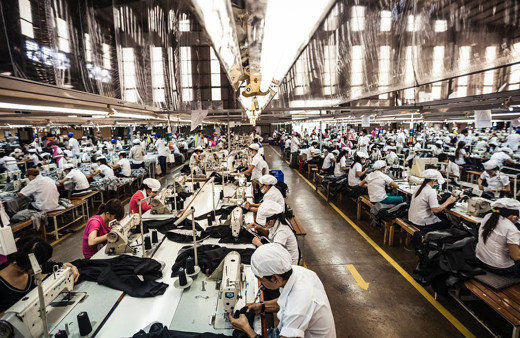 Fabrikada iğrenç şaka! İşçinin iç çamaşırını çıkarıp fabrikada dolaştırınca hem kovuldu hem de...