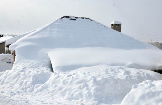 Hakkari'de beyaz esaret! Yollar kapandı evler tamamen kar altında kaldı: Donduran kareler