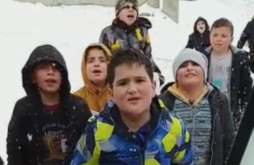 Kastamonu'da iş makinesinin önünü kesen çocuklara belediye başkanından kayak merkezine götürme sözü