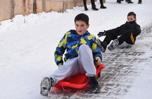 Kar yağışı nedeniyle 3 ilde okullar tatil edildi