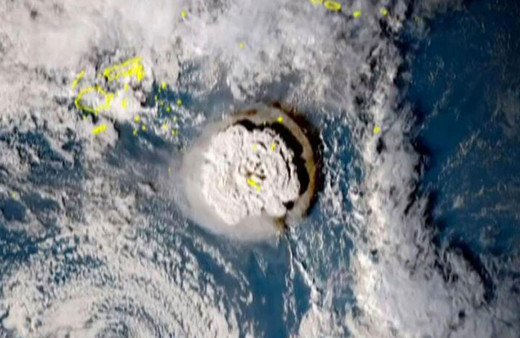 Şiddetli patlama sonrası ada ikiye bölündü! Dehşet görüntü uydu fotoğraflarında