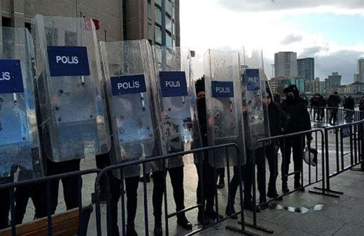 Çağlayan'da adliye önünde hareketli dakikalar! Polise bıçakla saldırdı vuruldu