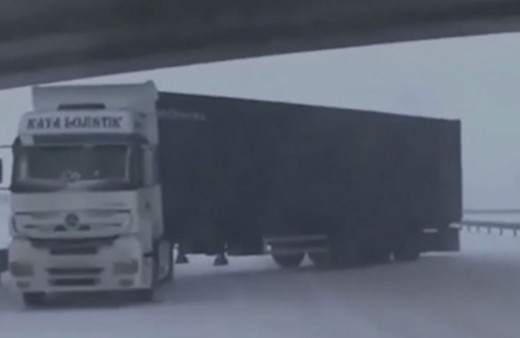 Kar yağışı haberi sunan TRT muhabiri canlı yayında kaza geçiriyordu