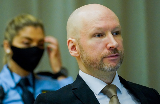 77 kişi öldüren caniden mahkemede skandal hareket! Salona pankartla girdi