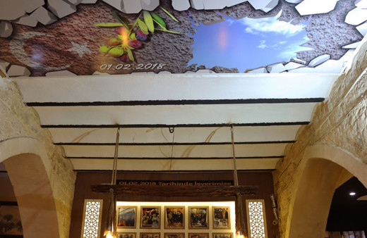 Kilis'te bu restoranda 4 yıldır masada şarapnel parçası var