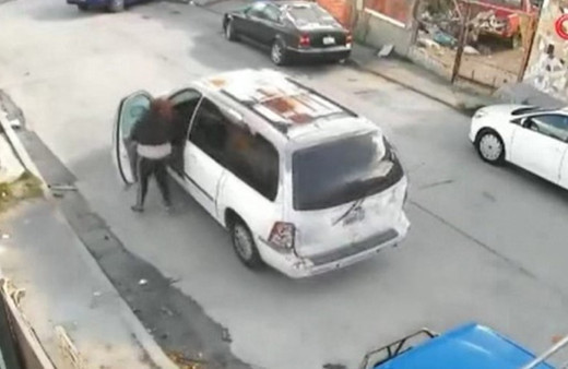 Akılalmaz hata! Alkollü kadın el frenini çekmeyi unutunca çocuklarının bulunduğu araç çukura düştü