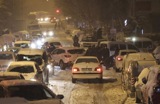 Kar yağışı Ankara'ya yaşamı felç etti!