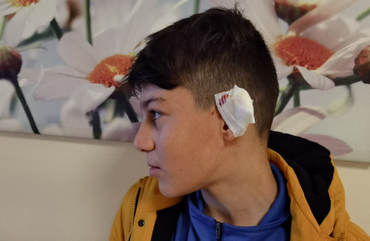 Bursa'da kar topuyla oynarken bir anda yüzü kanlar içinde kaldı! Kulağında doku kaybı var