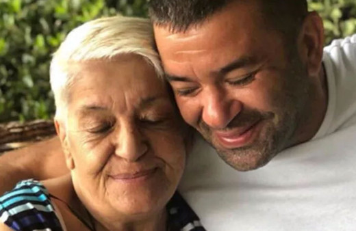 Oyuncu Bülent Şakrak annesini kaybetti