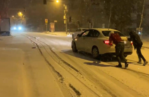 İstanbul'da aralıklarla yağan kar hayatı olumsuz etkiledi ara yollar karla kaplandı
