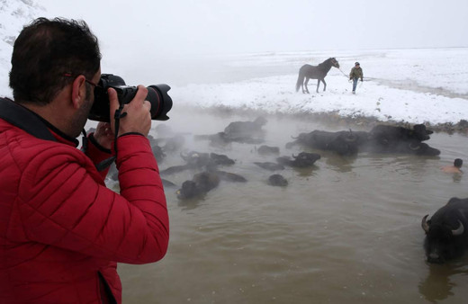 Eksi 20 derecede 40 dereceki suya sokup temizliyorlar fotoğraf tutkunları Bitlis'e koştu