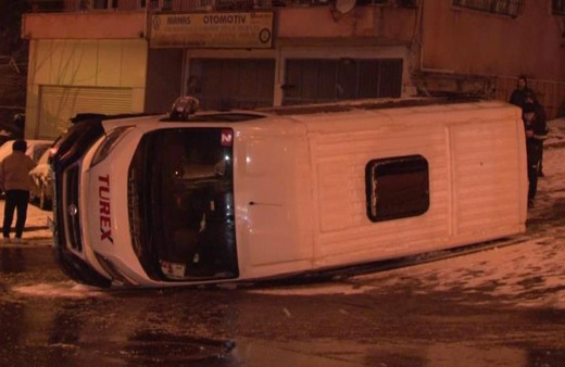Üsküdar’da karlı yolda kontrolünü kaybeden servis yan yattı