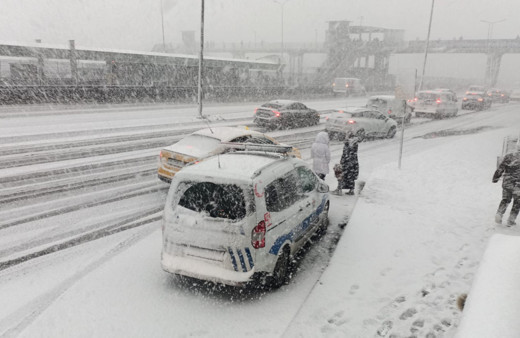 İstanbul'da kar ve tipi bastırdı Vali duyurdu İstanbul'a girişler yasaklandı E5 kapandı