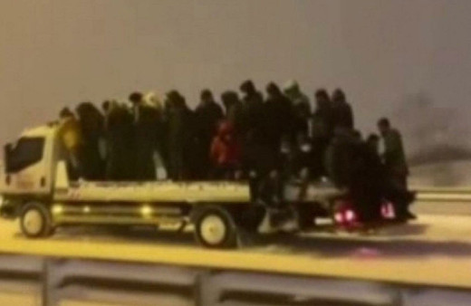 Arnavutköy'de yolda kalan vatandaşları çekici taşıdı