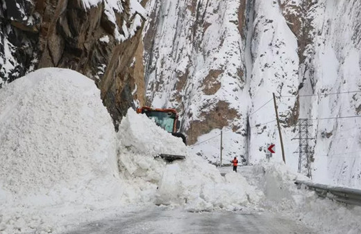 Karayolunda 4 ayrı noktaya çığ düştü! Yolcu minibüsündekiler son anda kurtuldu