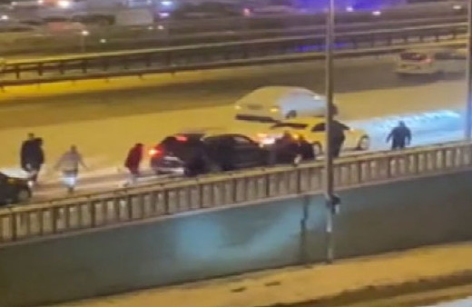 İstanbul E-5 Karayolu'nda yolda kalanlar kavgaya tutuştu! O anlar kamerada