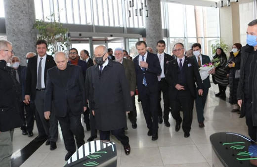 Temel Karamollaoğlu'na koronavirüs sonrası çiçekli karşılama