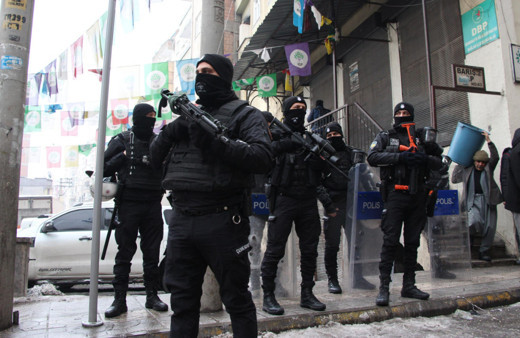 Diyarbakır'da DBP'ye terör operasyonu! HDP'li vekilin Öcalan'a saygı duruşu fotoğrafı ortaya çıktı