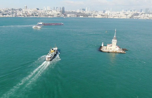 Kar ve fırtına sonrası İstanbul Boğazı`nın rengi değişti! Eşsiz masalsı manzara büyüledi